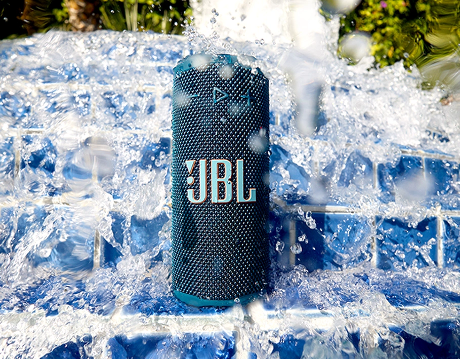 Портативна колонка JBL Grip у руці — компактний корпус і потужний JBL Pro Sound