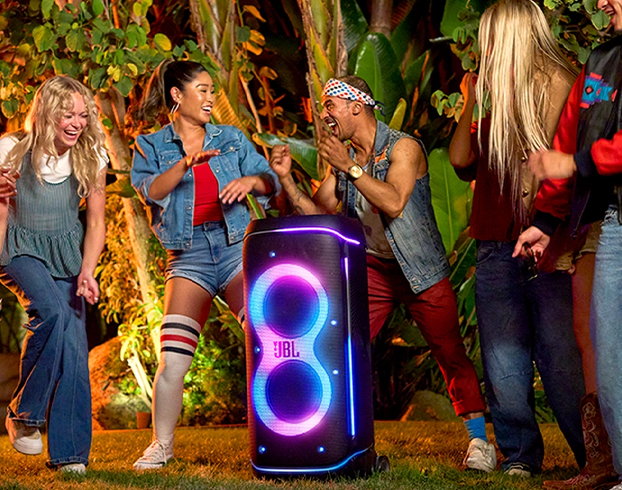 JBL PartyBox 720 на улице, среди толпы людей