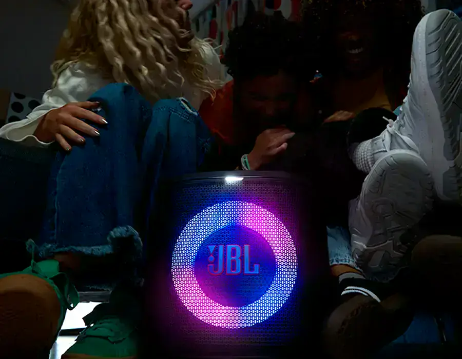 Световое шоу с динамичными узорами JBL PartyBox Encore Essential 2 в тёмной обстановке