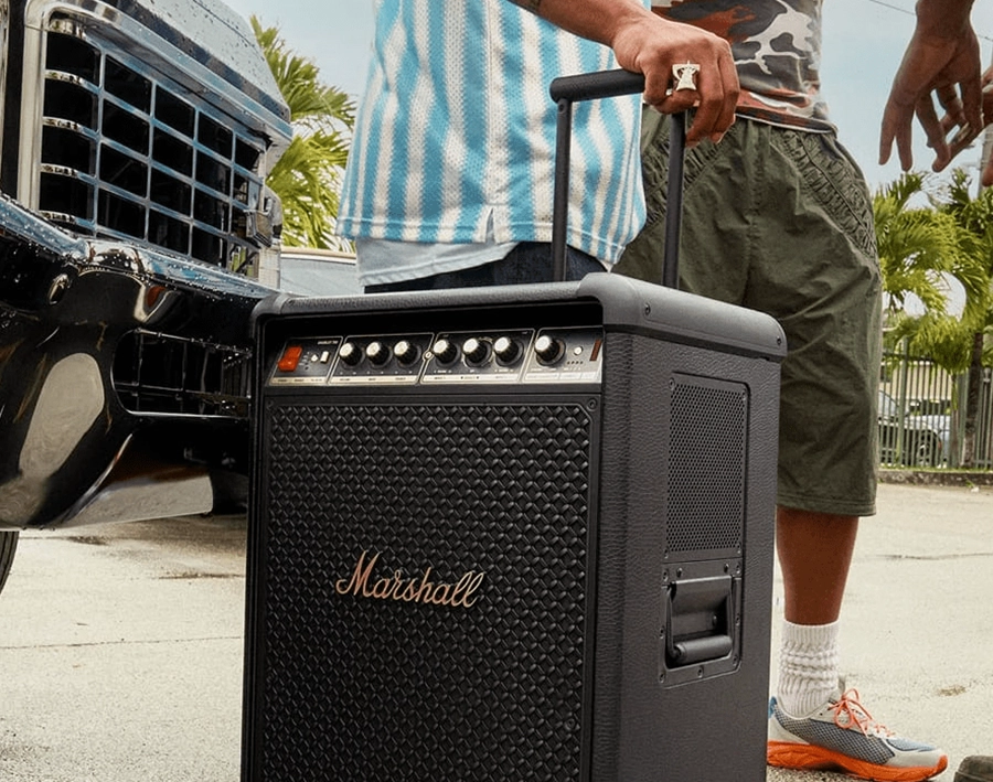 Marshall Bromley 750 зручна для транспортування завдяки колесам та висувній ручці