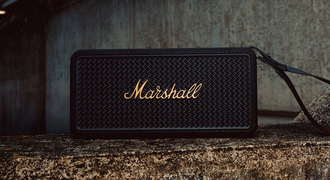 Портативна колонка Marshall Middleton II з ремінцем на темному фоні