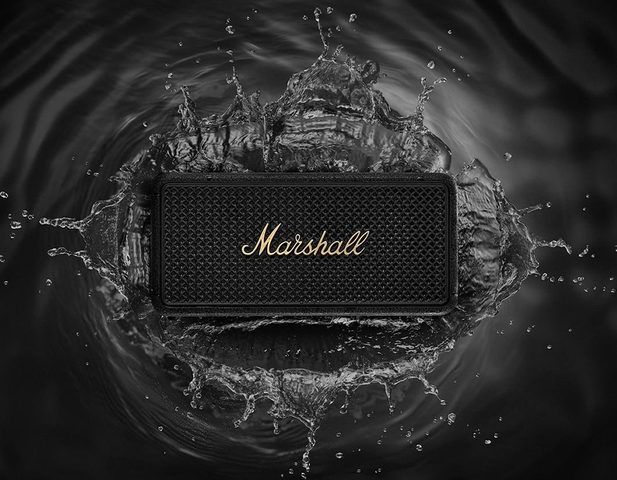 Колонка Marshall Middleton II під дощем демонструє захист IP67