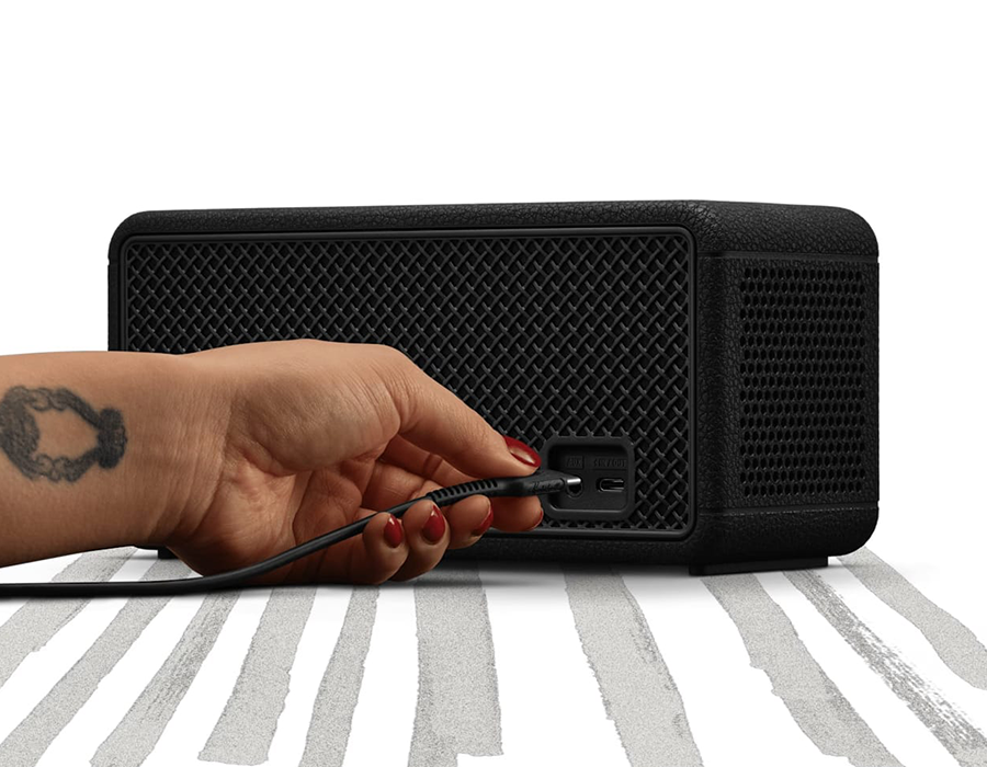 Функція power bank: смартфон заряджається від Marshall Middleton II через кабель