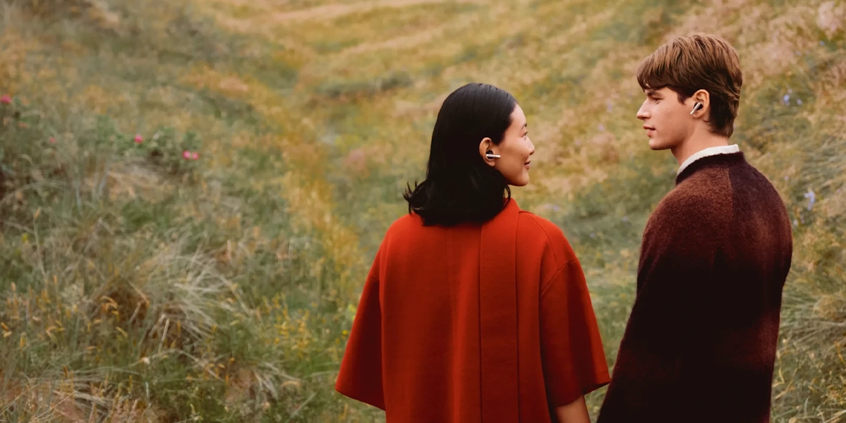 Наушники Beo Grace на мужчине и женщине в поле