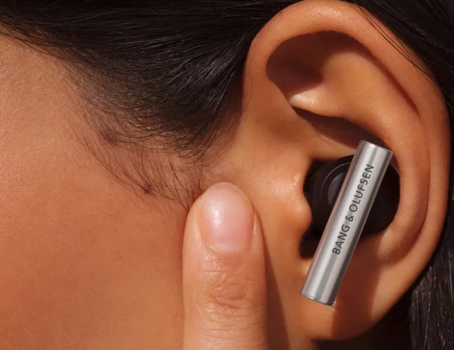 Beo Grace крупный план бокового вида наушника