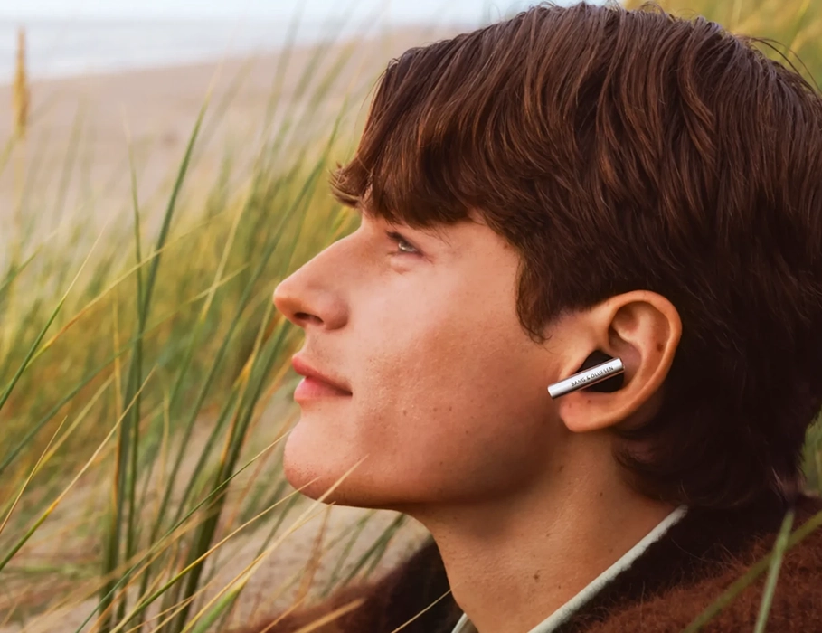 Beo Grace вид сбоку, наушник в ухе мужчины