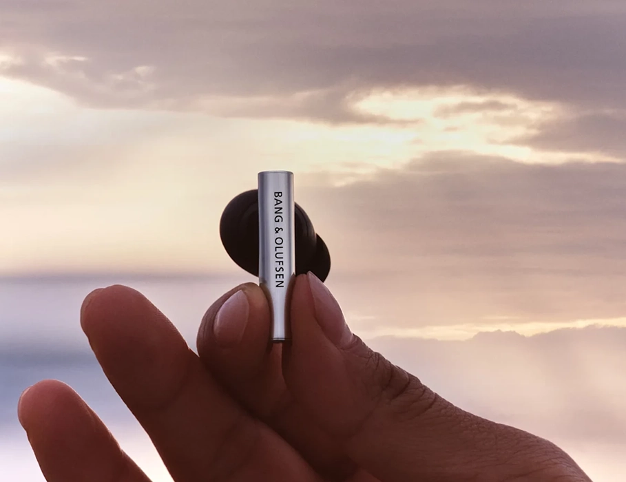 Beo Grace крупный план наушника на фоне неба