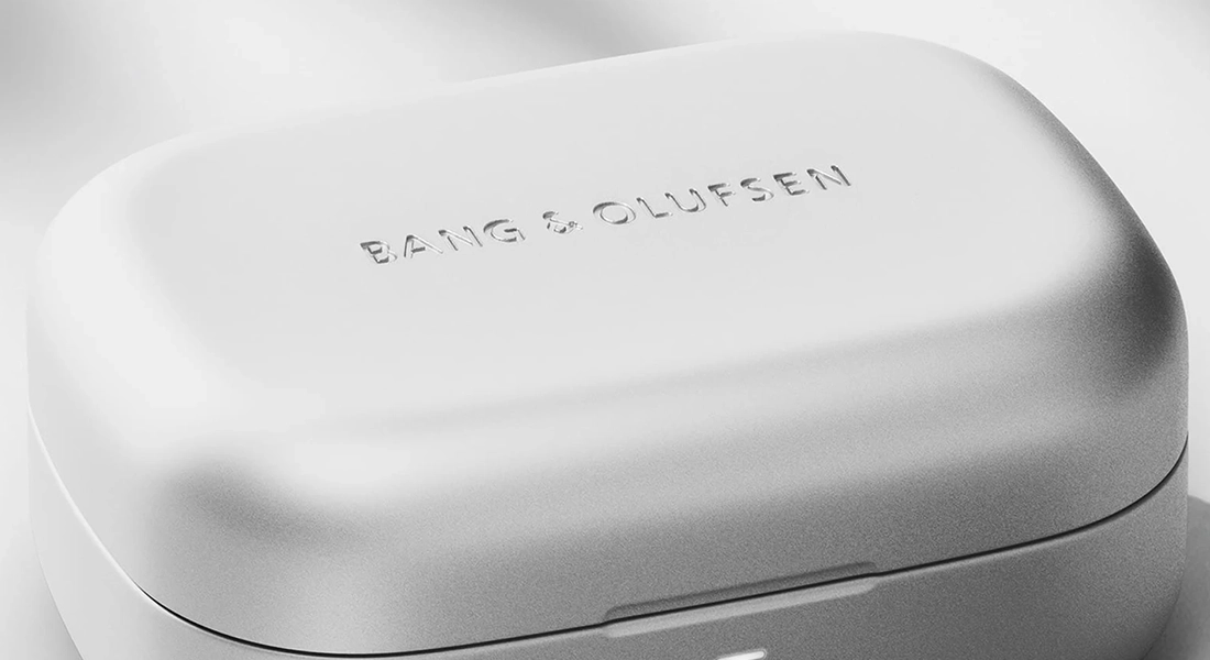 Bang & Olufsen Beoplay Eleven — загальний вигляд бездротових TWS-навушників у футлярі