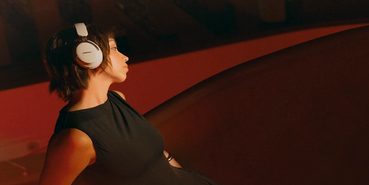 Наушники Bose QuietComfort Ultra 2-го поколения вид на женщине