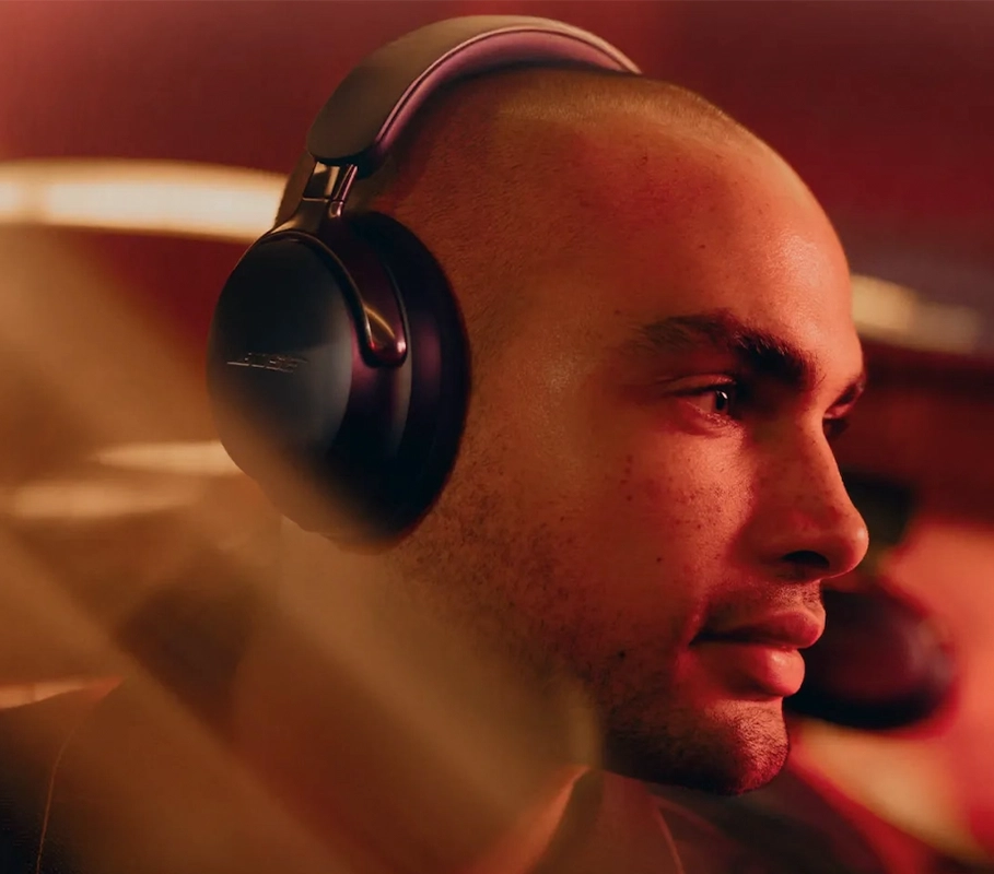 Наушники Bose QC Ultra 2-го поколения вид на мужчине