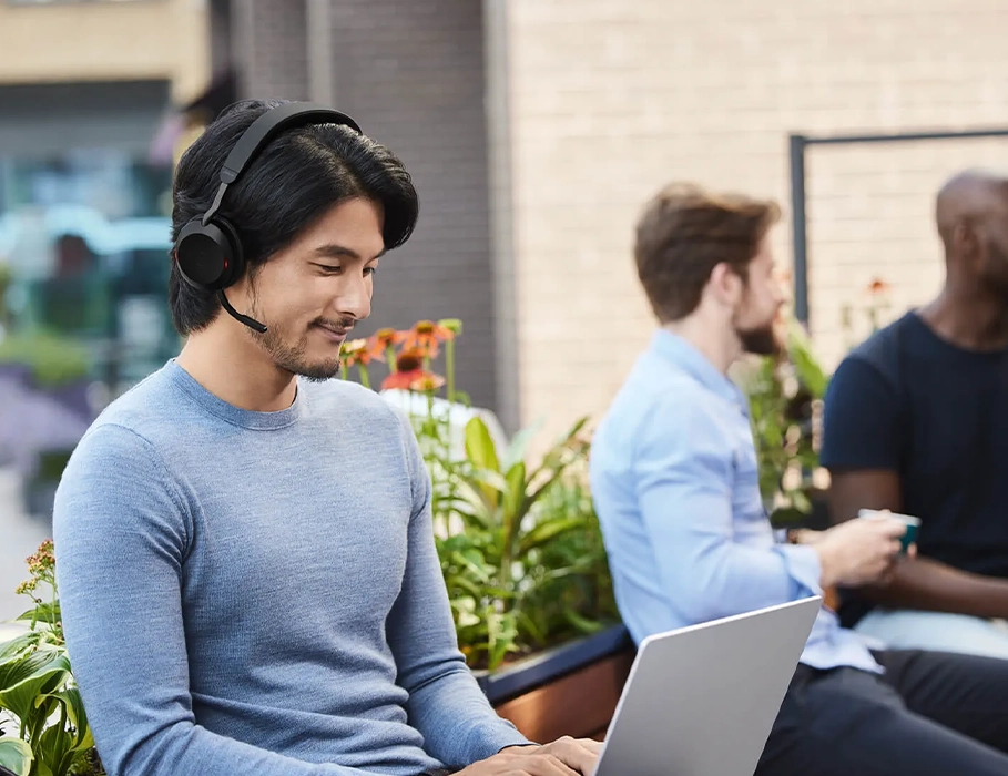 Jabra Evolve2 75 — вид гарнитуры при использовании функции HearThrough