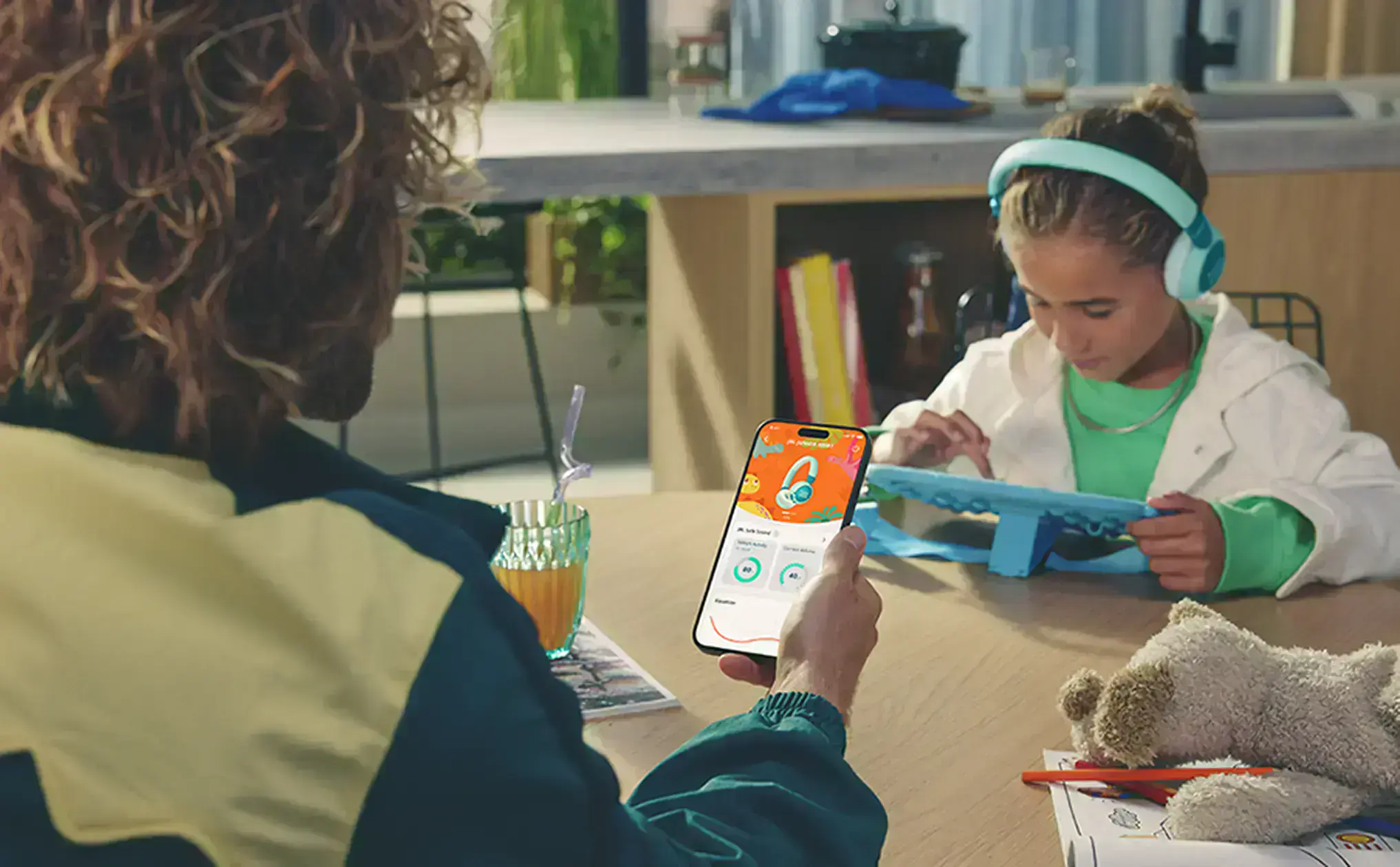 Наушники JBL Junior 320 BT, показаны с разных ракурсов для демонстрации дизайна и функций
