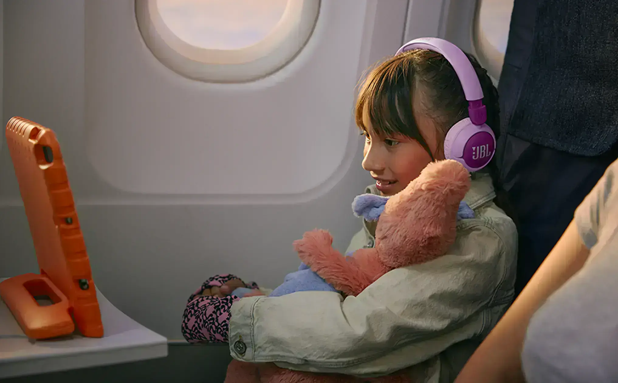 Изображение JBL Junior 320BT показывает долговечный дизайн и удобный зарядный порт USB-C для быстрой зарядки