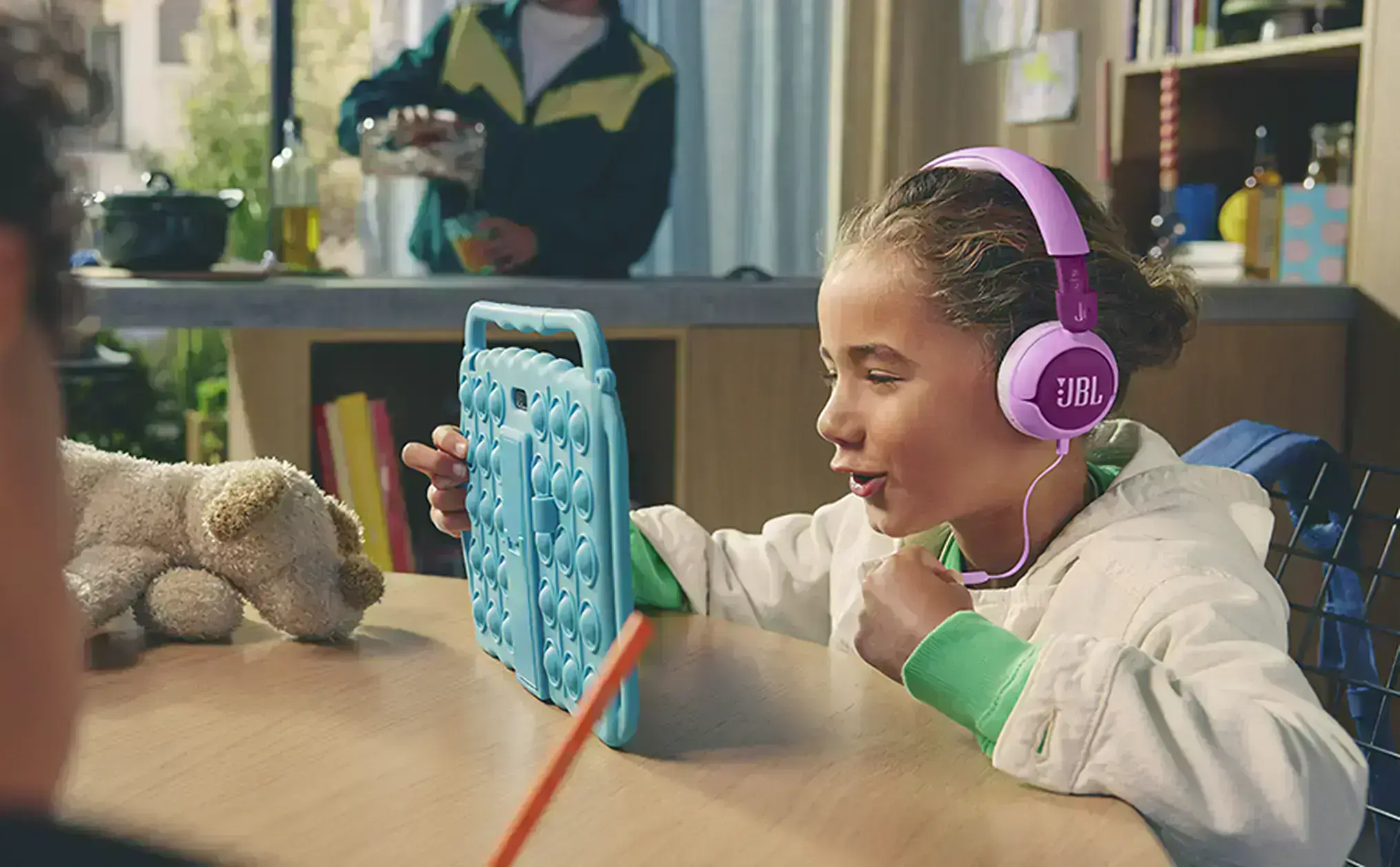 Навушники JBL Junior 320 в складеному вигляді для зручності зберігання в сумці або рюкзаку