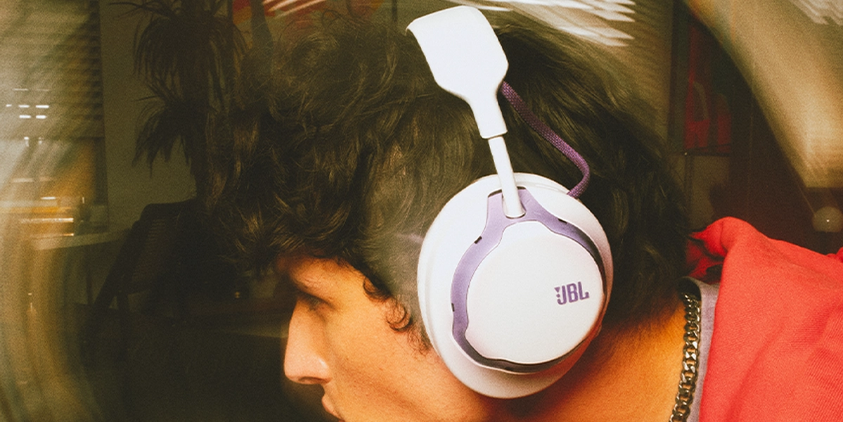 JBL Quantum 650 фронтальный вид беспроводных наушников с микрофоном