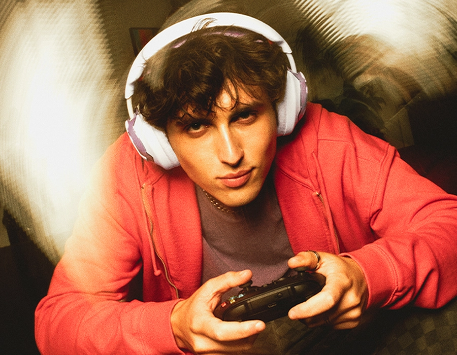 JBL Quantum 650 крупным планом, демонстрация динамиков и амбушюр