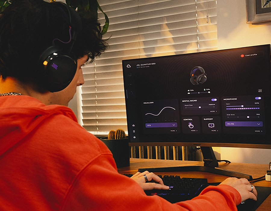 JBL Quantum 650 вид сбоку, демонстрация беспроводного подключения