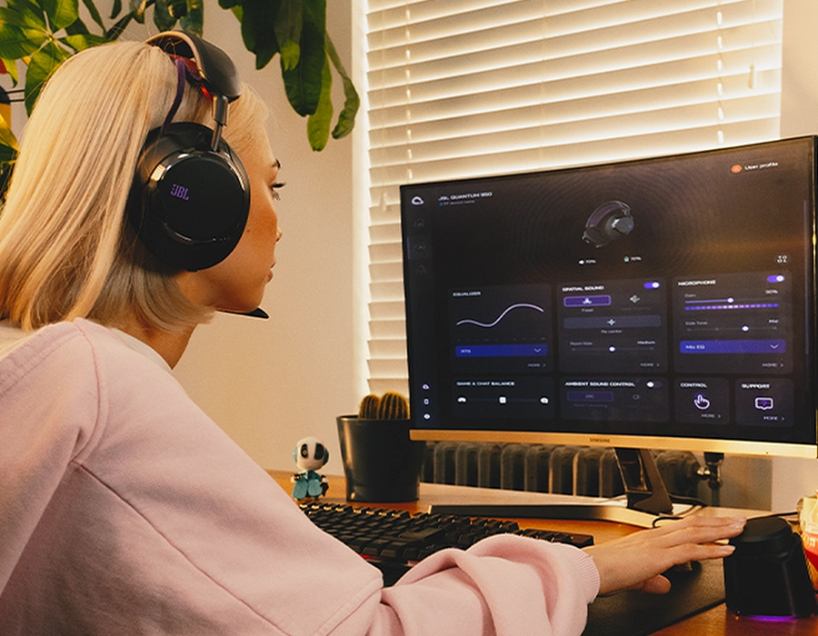 JBL Quantum 950 с программным обеспечением JBL QuantumENGINE для настройки звука и функций гарнитуры