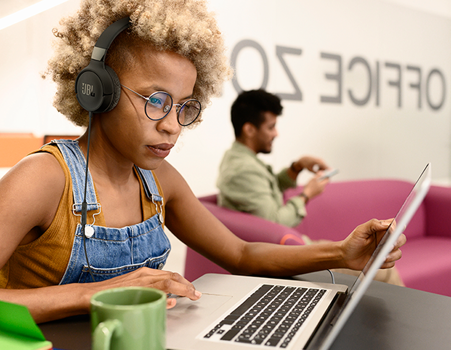 JBL Tune 520C USB-C підключені до пристрою через USB-C кабель