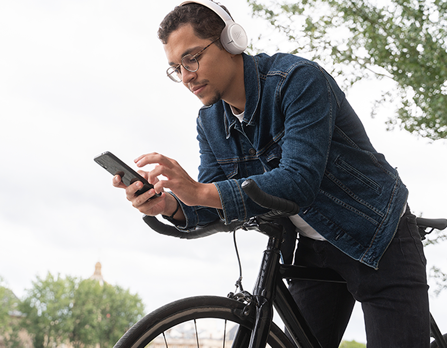 Наушники JBL Tune 530BT во время езды на велосипеде