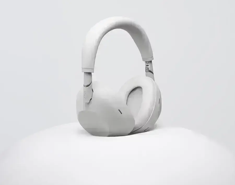 Складені навушники Sony WH-1000XM6 у футлярі з магнітною застібкою