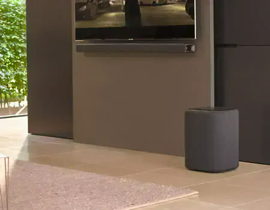 Сабвуфер Harman Kardon Enchant Subwoofer в гостиной с беспроводным подключением