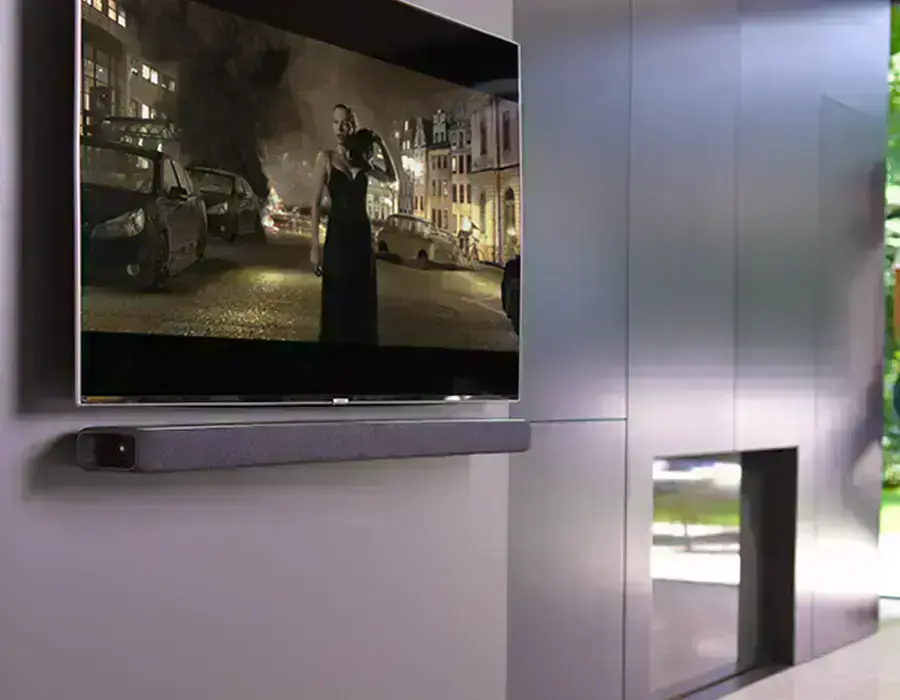Саундбар Harman Kardon Enchant 1300 у вітальні без додаткових колонок