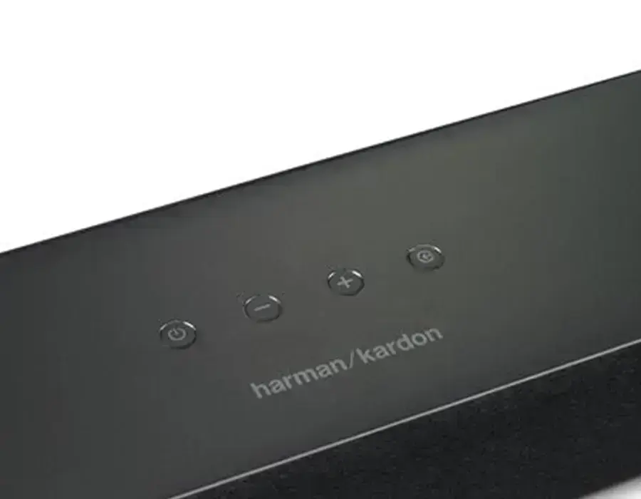 Саундбар Harman Kardon Enchant 800 з пультом на столику — демонстрація MultiBeam-звучання