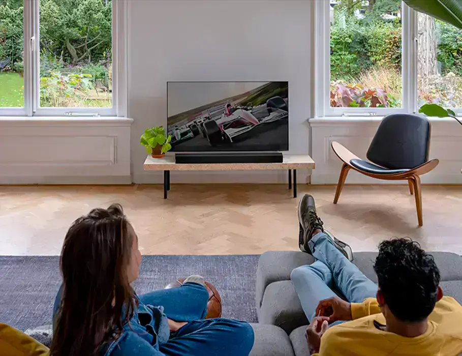 Harman Kardon Enchant 900 — вигляд з фронтальної сторони, що демонструє дизайн і акустичні решітки