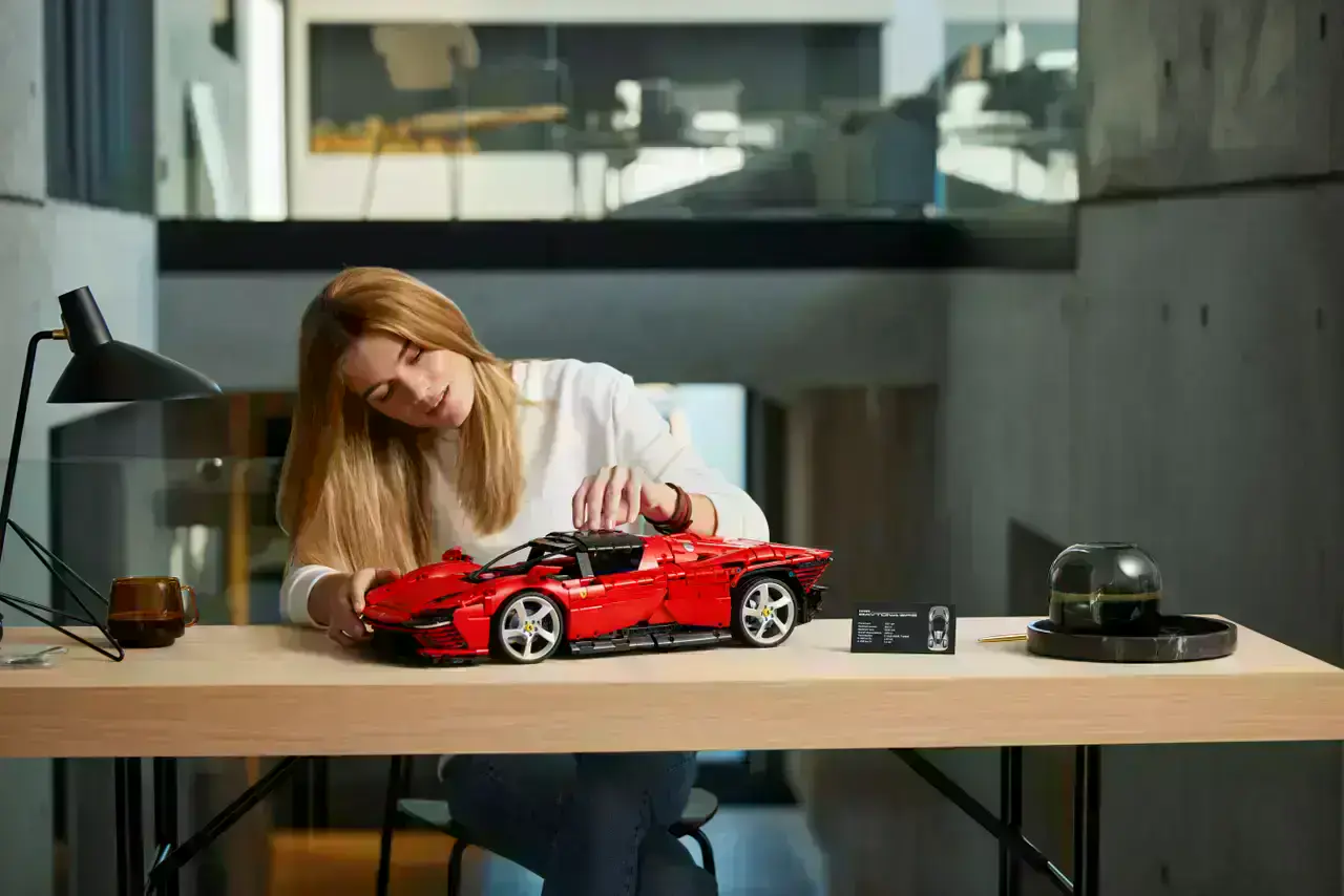 lego-ferrari-daytona-sp3-42143-3