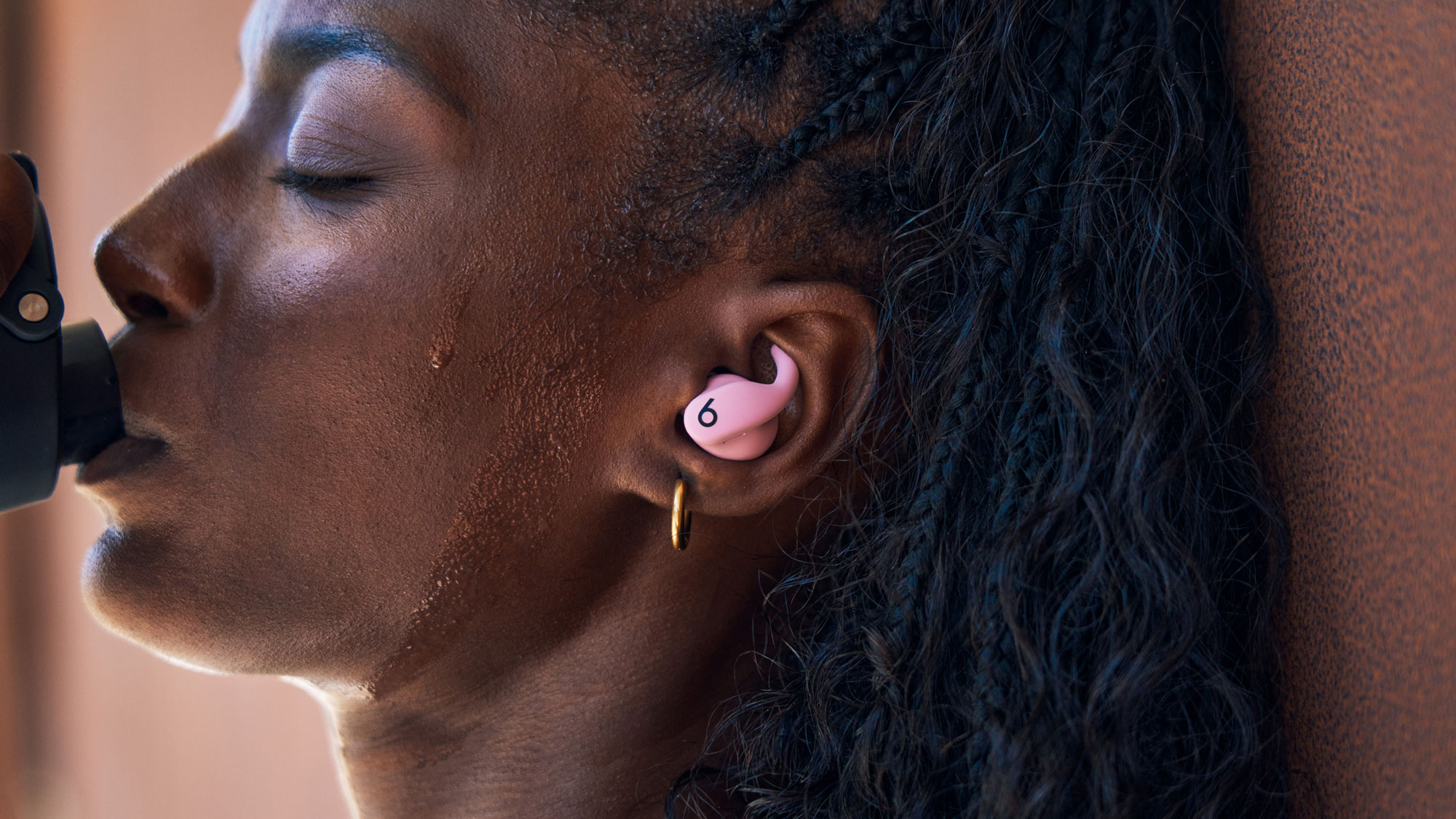 powerbeats-fit-divchina-z-navushykom-u-vusi
