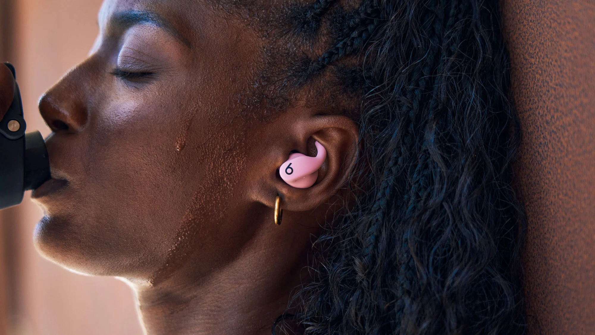 powerbeats-fit-divchina-z-navushykom-u-vusi