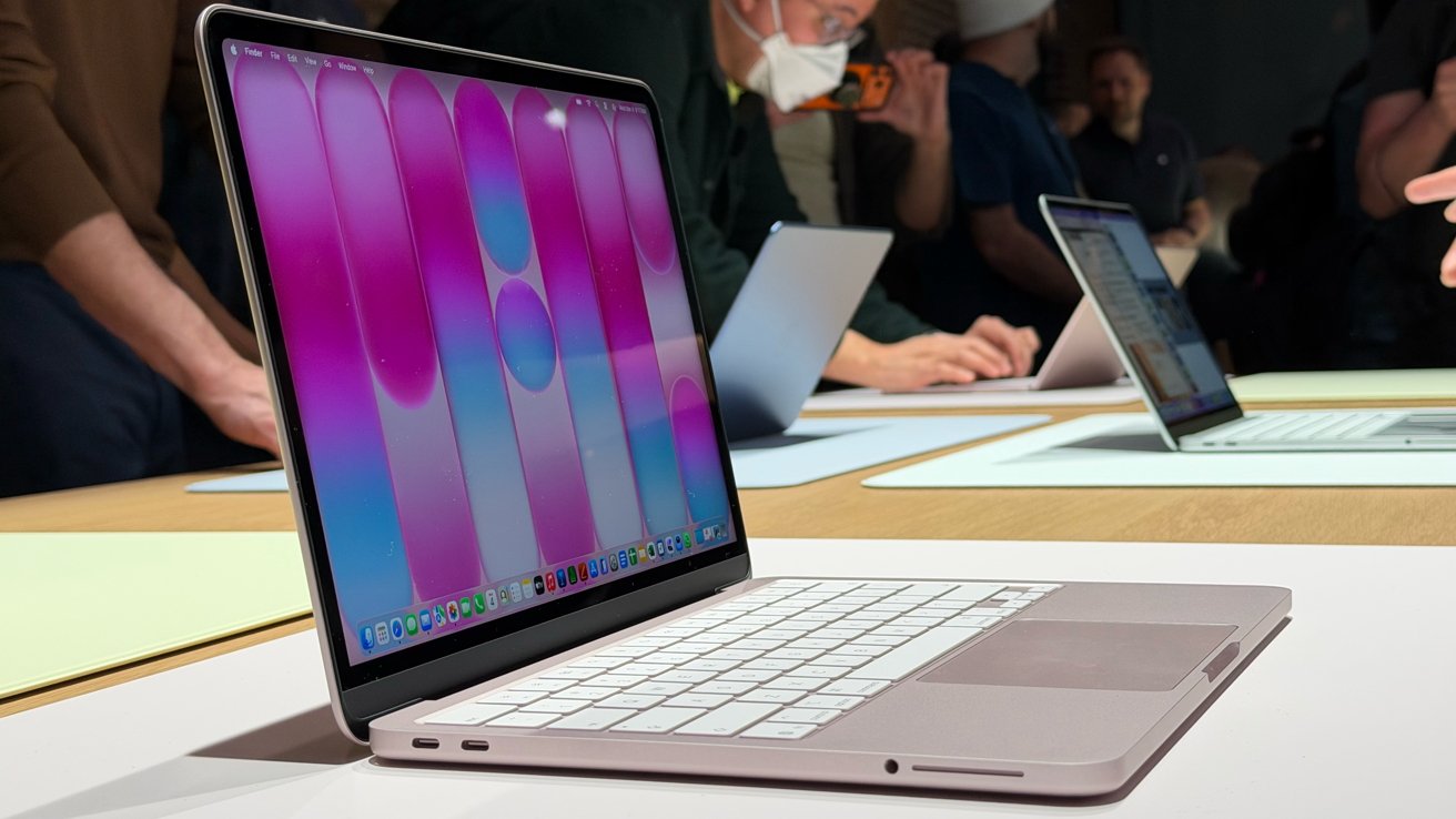 macbook-neo-na-stoli