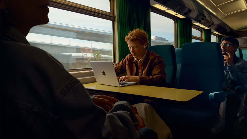 apple-airpods-pro-3-cholovik-v-navushnykah