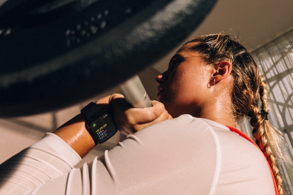 apple-watch-series-12-divchyna-zaimaetsya-sportom
