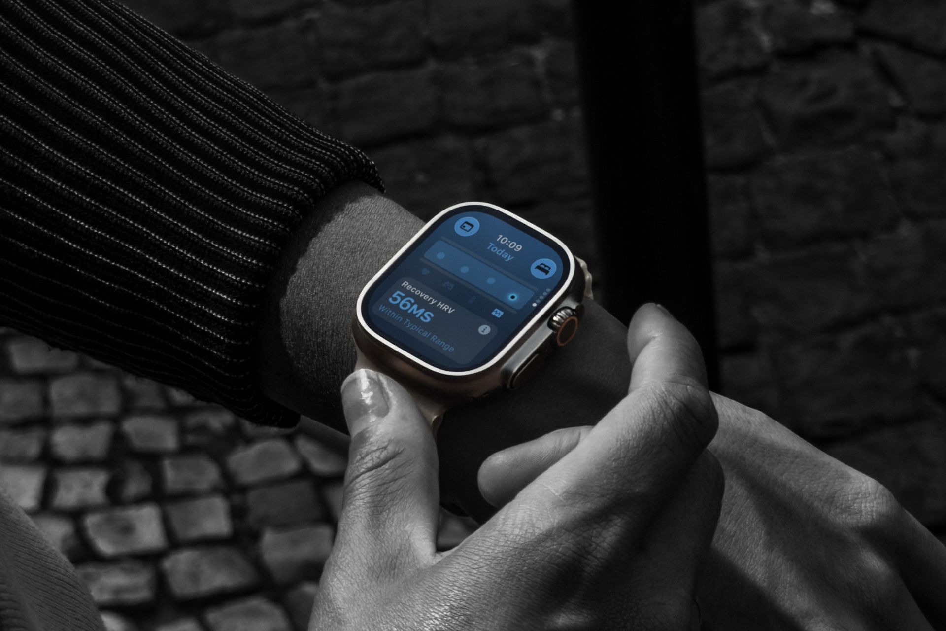 apple-watch-ultra-4-na-ruci