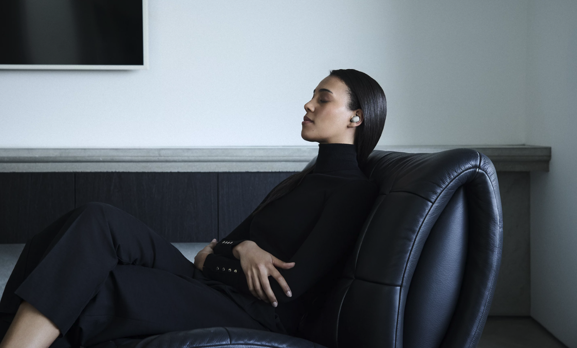 sony-wf-1000-xm6-divchyna-v-navushnykah