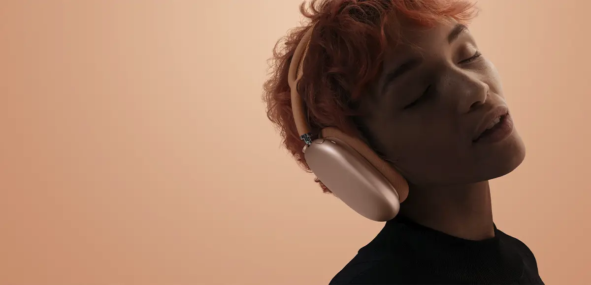 airpods-max-usb-c-divchina-sluhae-muziku