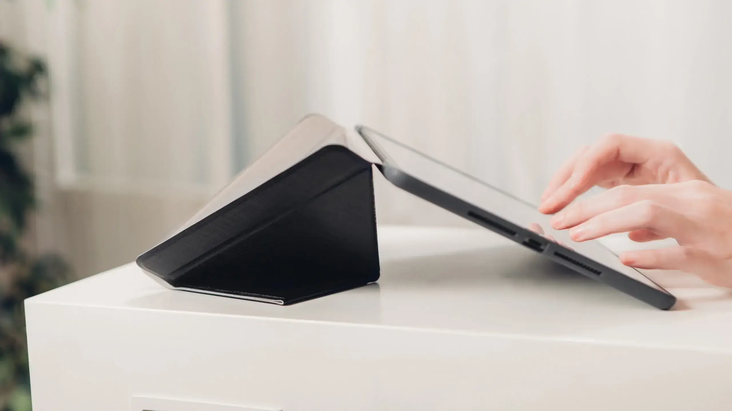 Moshi VersaCover Case with Folding Cover 