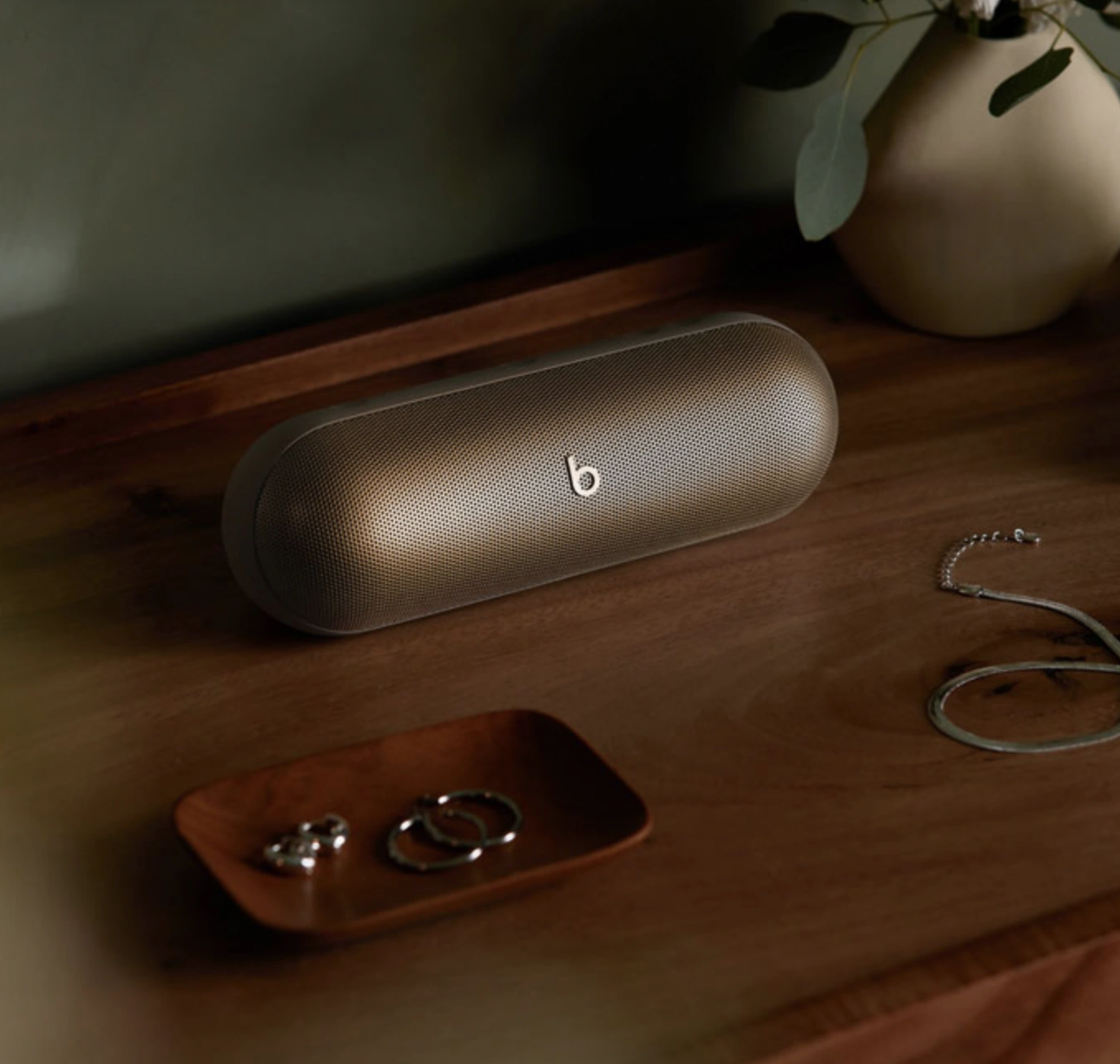 beats-pill-2024-champagne-gold