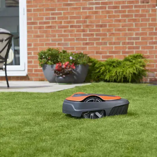 Газонокосарка-робот Flymo EasyLife 350 Robotic Lawn Mower