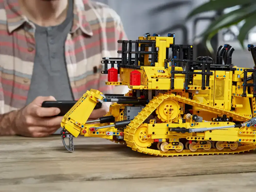 Авто-конструктор LEGO Бульдозер Cat D11 с Д/У (42131)