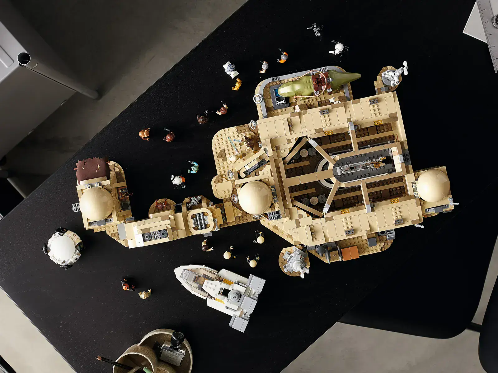 Блоковий конструктор LEGO Star Wars Mos Eisley Cantina (75290)