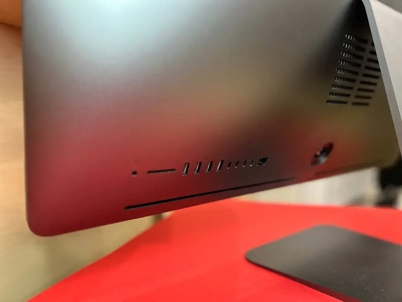 🖥 USED iMac Pro (MQ2Y2) (8-ядерний Intel Xeon W/32 ГБ/1TB SSD/ Radeon Pro Vega 56 8 ГБ) (Стан - 10/10. Комплект - повний | гарантія - 1 міс.)