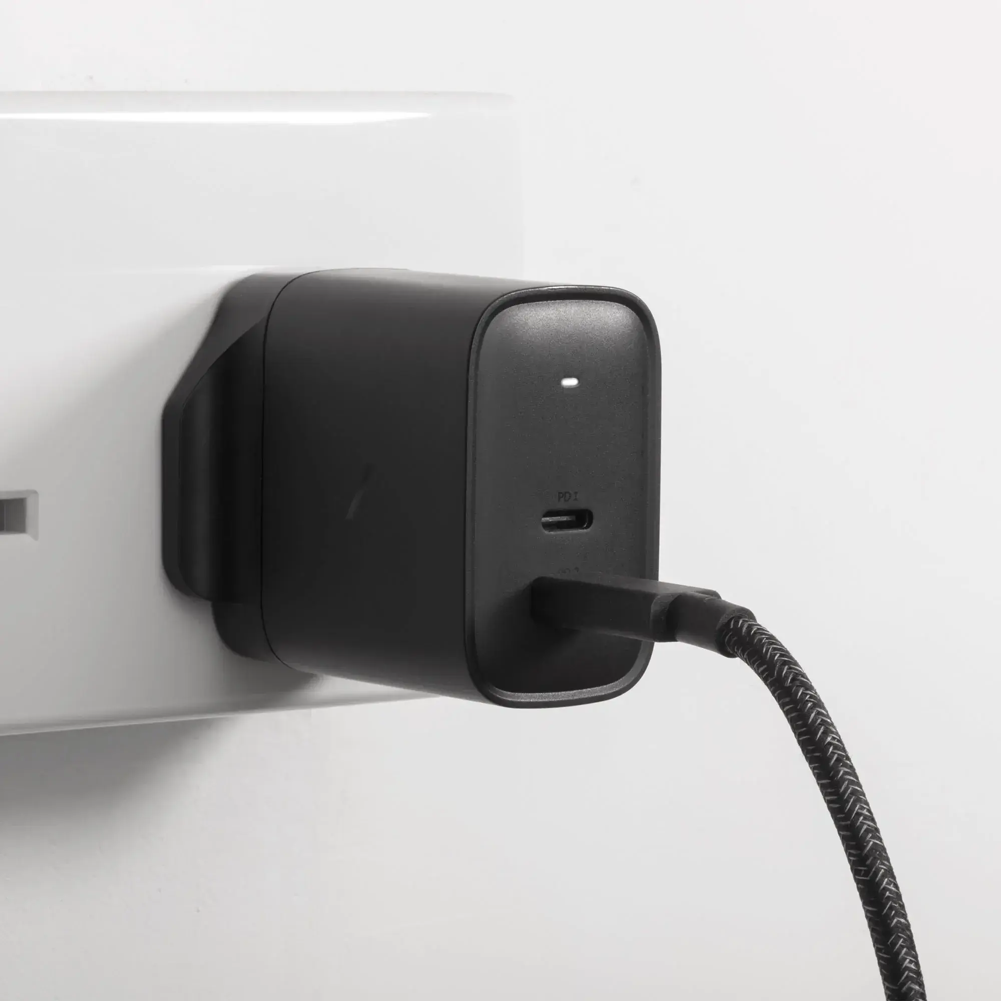 Зарядное устройство Native Union Fast GaN Charger PD 65W Black (FAST-PD65-BLK-EU)