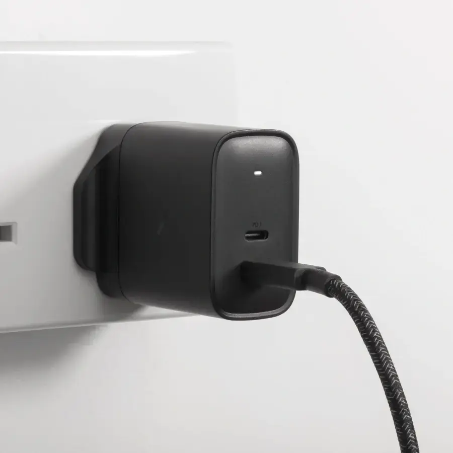 Зарядний пристрій Native Union Fast GaN Charger PD 65W Black (FAST-PD65-BLK-EU)