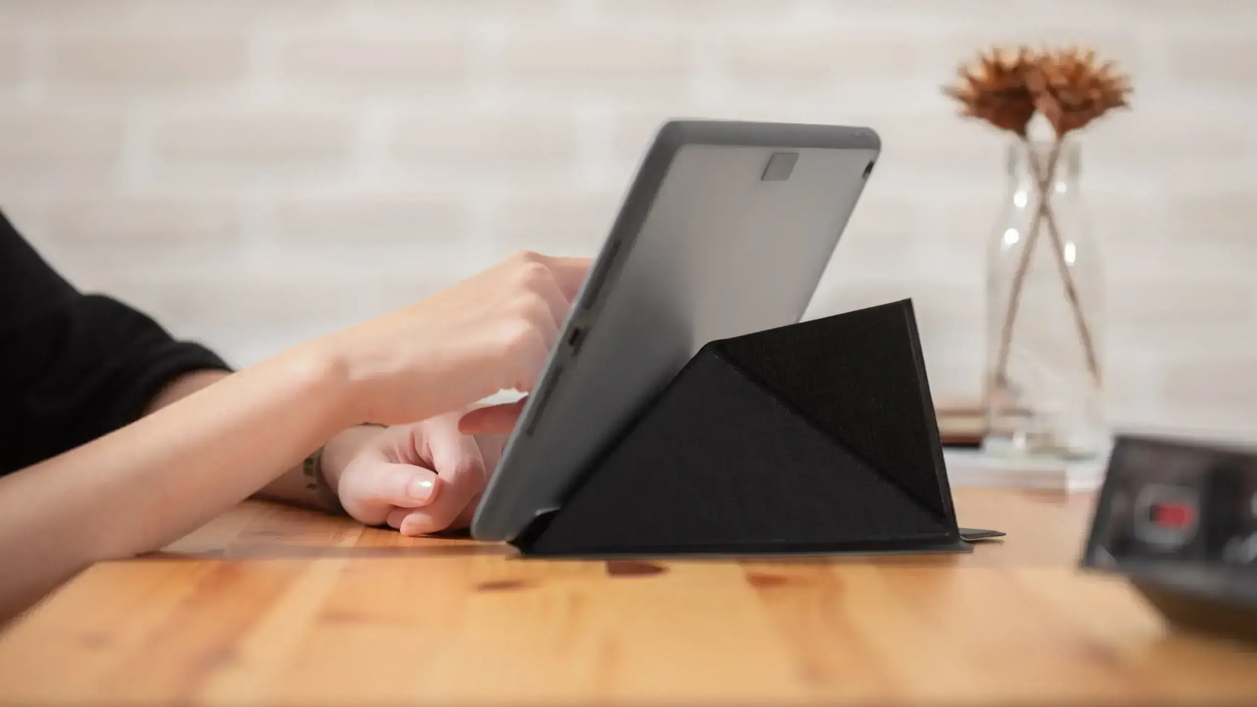 Чохол Moshi VersaCover Case with Folding Cover Charcoal Black for iPad 10.9" 10th Gen (99MO231605)