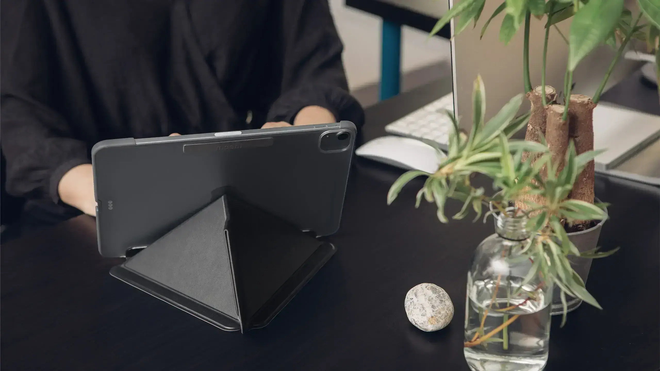 Moshi VersaCover Case with Folding Cover Charcoal Black for iPad Pro 11" (4th/1st Gen) (99MO231601)
