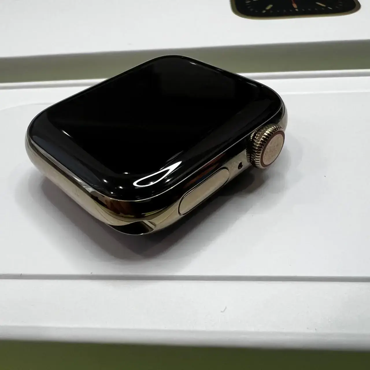 USED Apple Watch Series 6 GPS + Cellular 40mm Gold Stainless Steel Case (M02X3, M06W3)