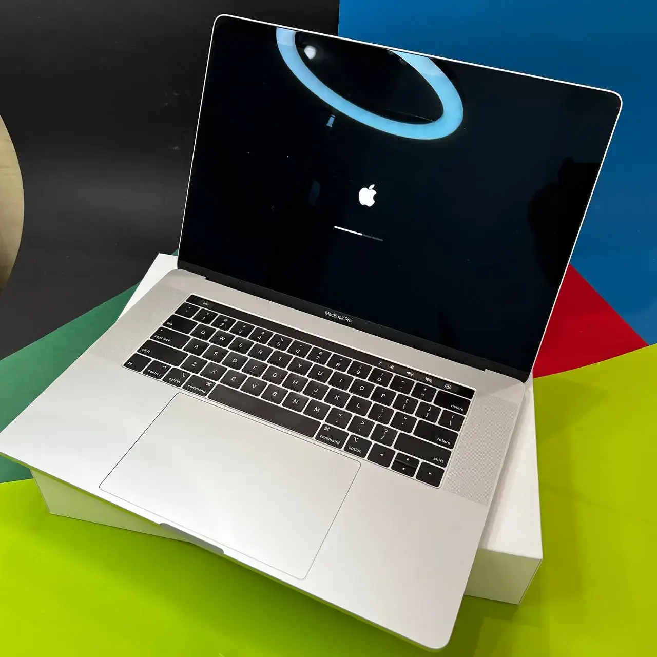 💻 USED MacBook Pro 15" Silver (MR962) 2018, (i7/16GB/256GB), (Стан - 9/10. Комплект - MacBook + З.П. | гарантія - 1 міс.) - Cycle 300